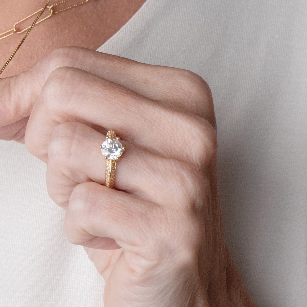 Anel Solitário Moissanite Diamond Cut Cravejado