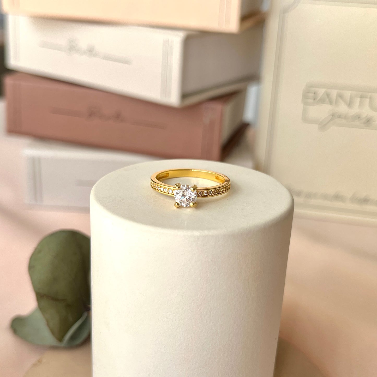 Anel Solitário 4 Garras Cravejado