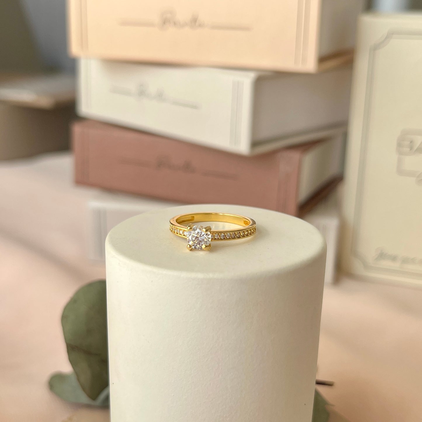 Anel Solitário 4 Garras Cravejado