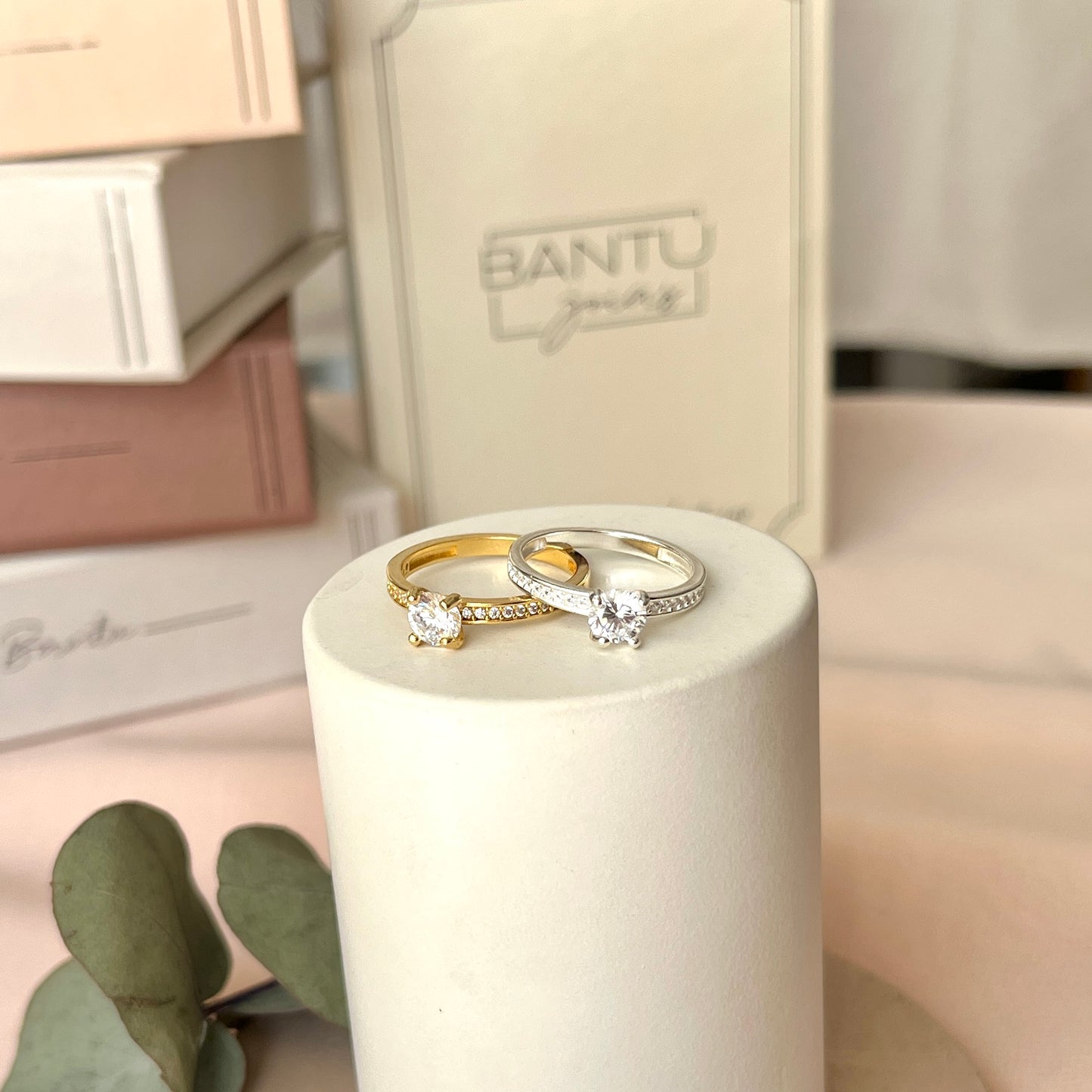 Anel Solitário 4 Garras Cravejado