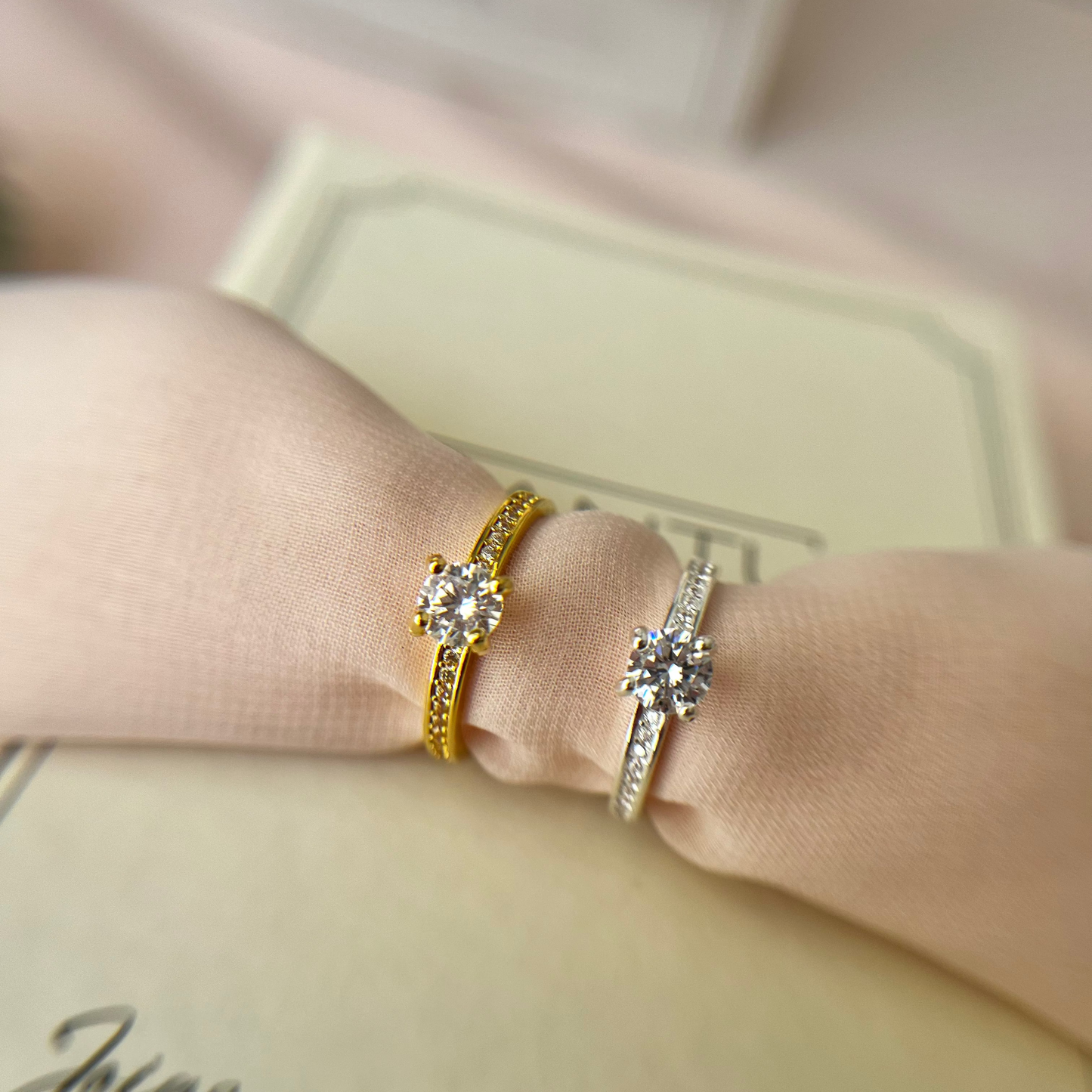 Anel Solitário 4 Garras Cravejado